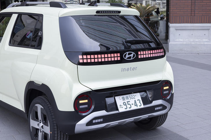 ドットパターンのリアコンビランプは「アイオニック5」に通ずるデザインだ。ウインカーはナンバープレートの両サイドの丸い部分に仕込まれている。