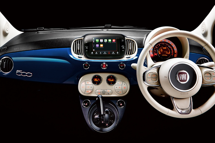 「500エレガンツァ」のインストゥルメントパネル。写真は外装色が「エピックブルー」のもの。