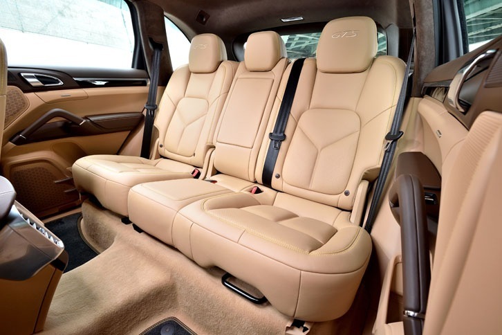 フロントだけでなく左右リアシートのヘッドレストにも「GTS」のロゴが入る。