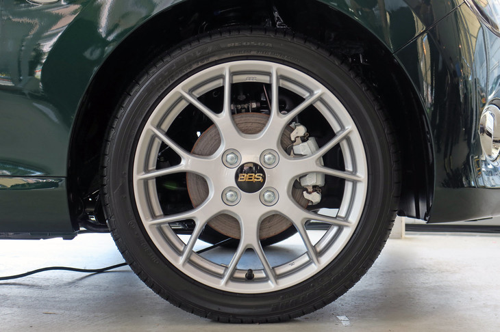 「ダイハツ・コペン」の上級モデルではおなじみの、BBS製鍛造16インチアルミホイール。