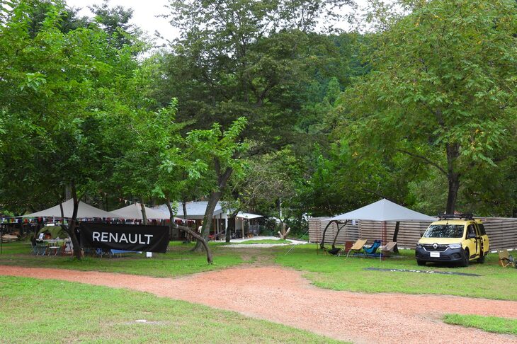 4年ぶりに開催された「カングー キャンプ」。会場となった埼玉県秩父郡の「ぼくらのミナノベース」は、2023年11月にオープンしたばかりの新しいキャンプ場だ。