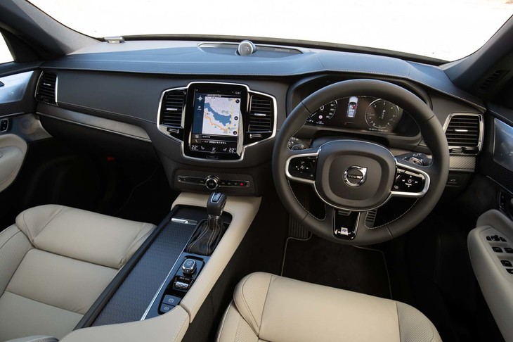 最新のボルボ車に共通の、すっきりとクリーンな印象のダッシュボード。マイナーチェンジを機にセンタースクリーンが「Apple CarPlay」と「Android Auto」に対応した。
