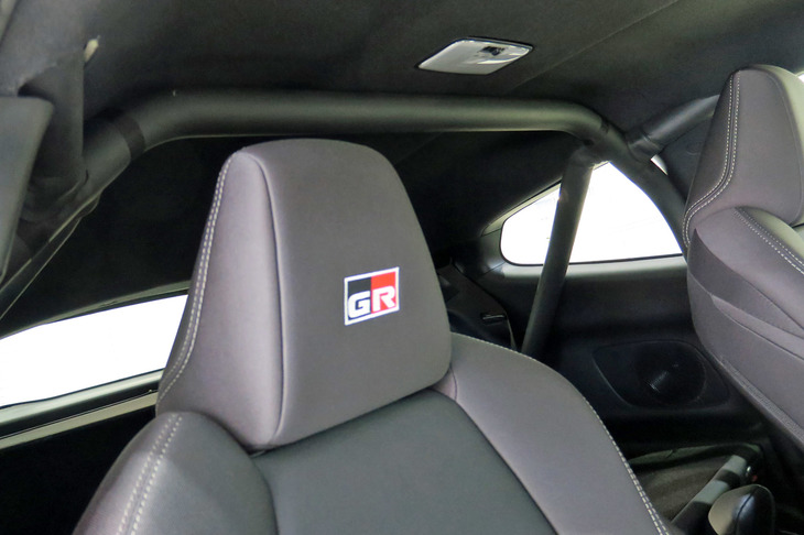 「トヨタGRヤリスRZ“ハイパフォーマンス”」の用品装着車（ロールバー）
