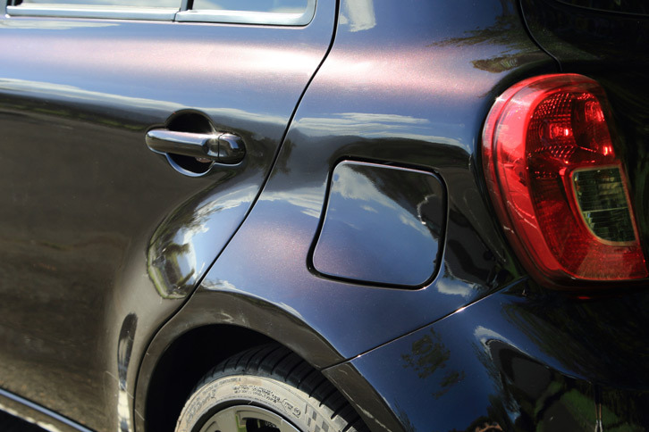 リアまわりでは、フェンダーの張り出しに合わせてフューエルリッドの形状も変更。開口時にボディーパネルに干渉しないよう、ヒンジの構造も改良されている。