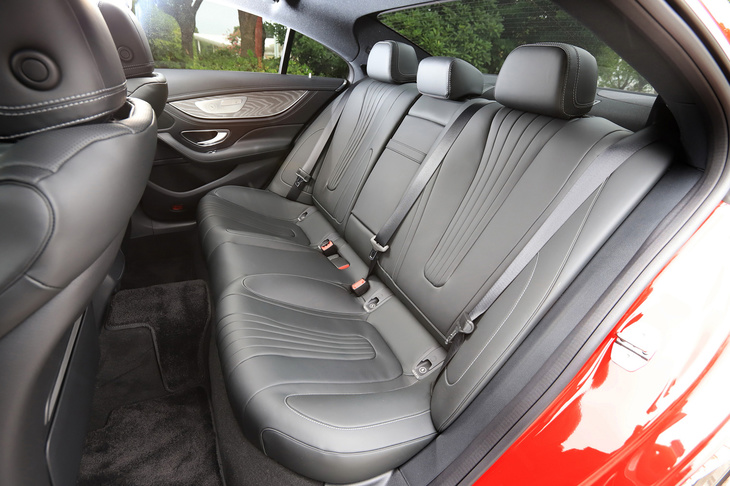 これまでセパレート式だったリアシートは3人が座れるベンチ式となり、乗車定員も4人から5人となった。