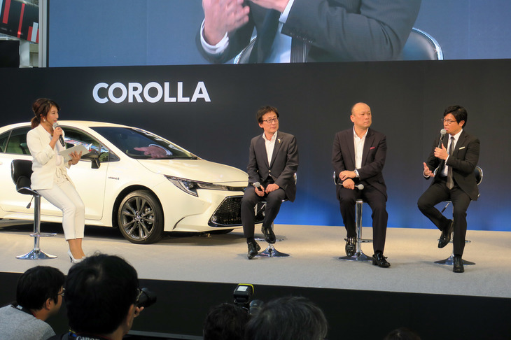 商品説明後のトークショーでは、吉田副社長、チーフエンジニアの上田氏に加え、クルマ好きとしても知られるアナウンサーの安東弘樹氏（写真右）も登場。