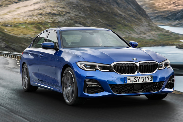 大きなキドニーグリルを備えるのは、最近のBMW車のトレンド。ヘッドランプユニットの下辺にはくぼみが付けられている。