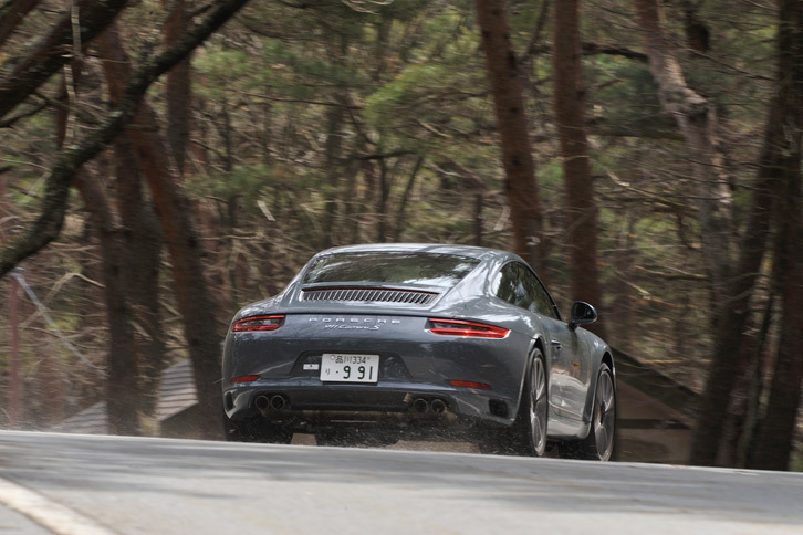 NEDC複合モードによる「カレラS」（PDK仕様）の燃費の計測値は7.7リッター/100km（約13.0km/リッター）。従来モデルから約12％向上している。