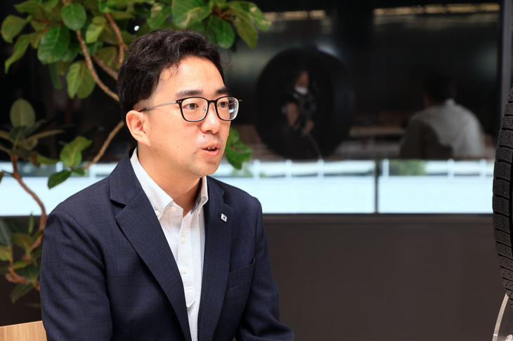 筆者の質問に答える山本氏。ユーザーの声については販売店でもヒアリングしており、特にスタッドレスタイヤを装着したクルマの使い方については、以前はレジャー用途が多かったが、最近は日常使用も増えているという。「水たまりが凍っていたり、圧雪路が踏み固められてミラーバーンになっていたりというシーンも多いので、氷に強い『VRX3』は信頼できるという声をいただいております」。