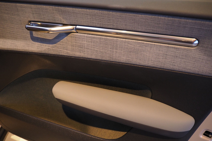 ボルボEX30クロスカントリー（用品装着車のドアインナーパネル）