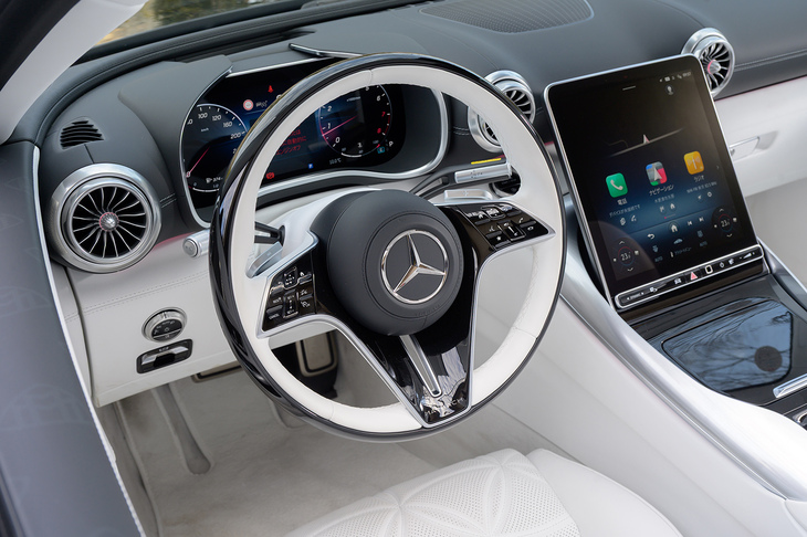 ステアリングホイールはリムの外側がウッド、内側がナッパレザーの組み合わせだ。