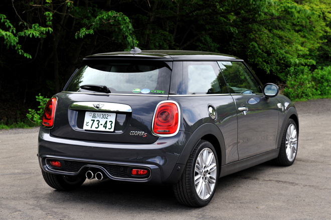 MINIクーパーS
    ボディーサイズ：全長×全幅×全高＝3835×1725×1430mm／ホイールベース：2495mm／車重：1270kg／駆動方式：FF／エンジン：2リッター直4 DOHC 16バルブ ターボ／トランスミッション：6AT／最高出力：192ps/5000rpm／最大トルク：28.6kgm/1250-4600rpm ※オーバーブースト時：30.6kgm/2000-4600rpm／タイヤ：（前）195/55R16 （後）195/55R16／車両本体価格：332万円（消費税8％込み）