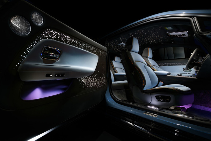 ドアのインナーパネルには、星に見立てた4796個の光源が埋め込まれている。