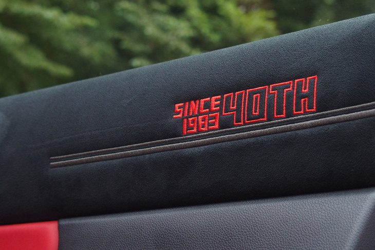 トヨタGR86 RZ“40th Anniversary limited”（40周年記念刺しゅう）