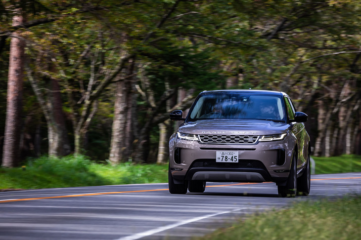 ワインディングロードを行く「イヴォークS D200」。サスペンションはフロントがマクファーソンストラット式、リアがマルチリンク式。路面の状況を検知してエンジンやトランスミッション、サスペンションなどを自動で最適に制御する「テレインレスポンス2」が標準装備されている。