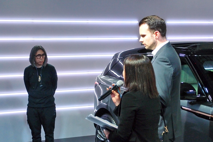 藤原ヒロシ氏（写真左）は、「暗い森の中で近未来（＝ヴェラール）が開ける」というイメージを念頭に、会場を演出したという。右端は、ジャガー・ランドローバーのデザイナー、ジェレミー・ウォーターマン氏。