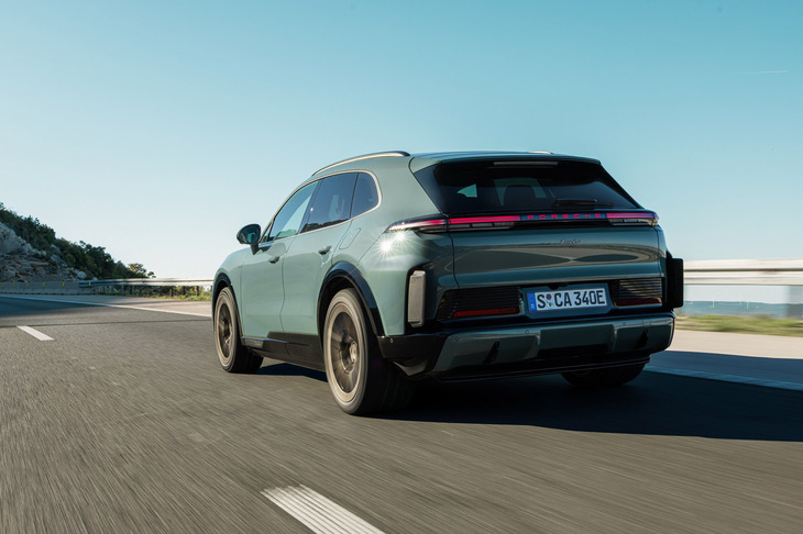 「カイエン ターボ エレクトリック」のリアビュー。