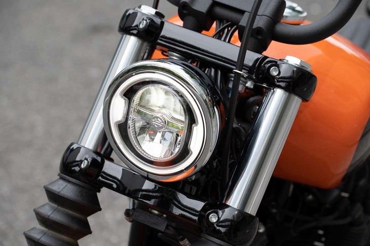 バイクの顔たるヘッドランプも、小ぶりなものが採用されている。