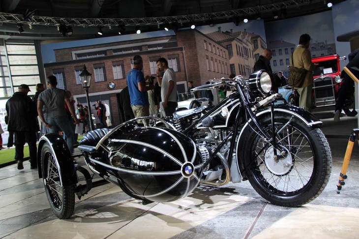 「BMW R62」＋「ロイヤルサイドカー」（1928年）。R62は1920年代を象徴するロングディスタンスバイクのいちモデルとなった。