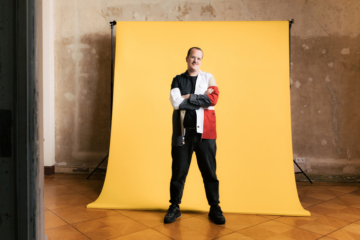 リアム・ホッジスは、名門のロイヤルカレッジ・オブ・アートにて修士号を取得した後、新人の登竜門であるロンドンコレクションズ：MENのデビューコレクションで一躍注目を浴びた人物。次世代のストリートカルチャーを担うデザイナーとして注目されている。