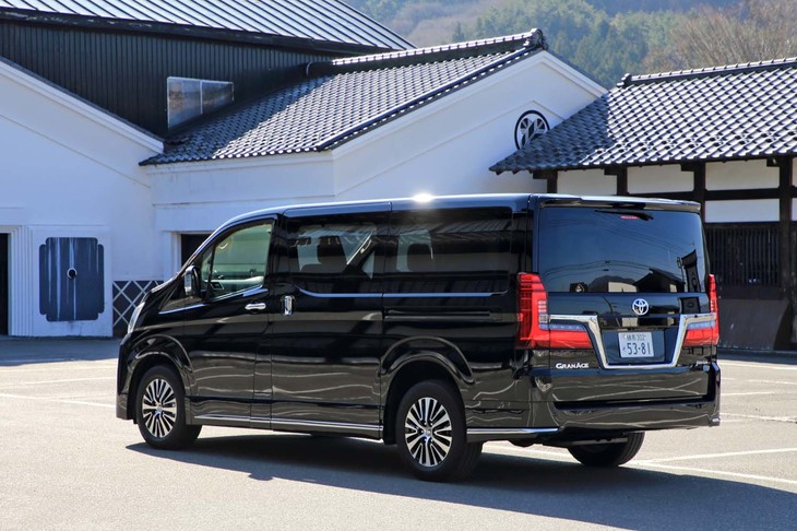 サスペンションはフロントがマクファーソンストラット式でリアがトレーリングリンク車軸式。長時間乗車でも乗員がストレスを感じないようなセッティングとされている。