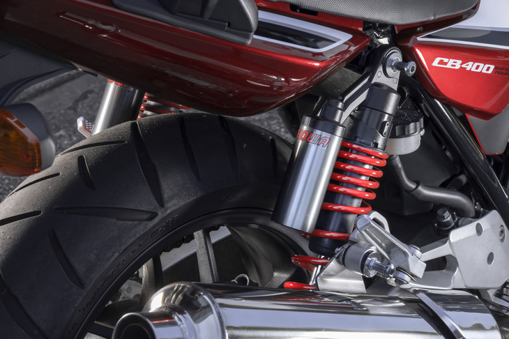 フロントサスペンションは無段階調整式のプリロードアジャスターを備えた正立フォーク。リアはリザーバータンク付きのツインショックで、こちらも5段階調節のプリロードアジャスターが備わる。
