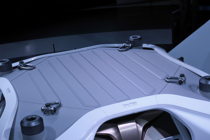 天板には荷物などの固定用フックを装備。さまざまな産業での使用に対応可能な高い機動性と機能性を持ち合わせている。