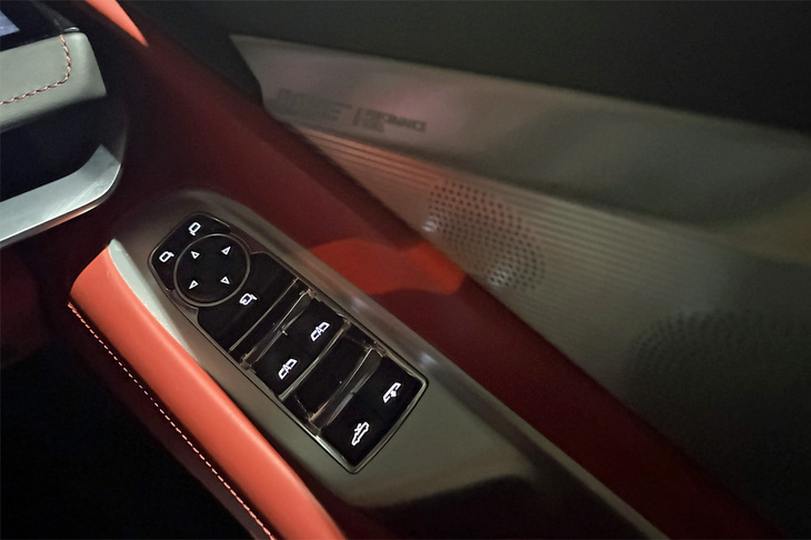 電動式リトラクタブルハードトップのスイッチは、運転席側パワーウィンドウスイッチの後方に配置される。約48km/h以下であれば、走行中でもトップを開閉することができる。