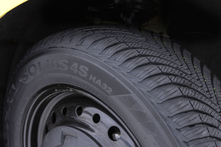 「ソルウス4S HA32」は「ソルウスKH21」「ソルウスHA31」に続くクムホのオールシーズンタイヤの第3世代にあたる。歴史を積み重ねて着々と進化を積み重ねた最新モデルだ。