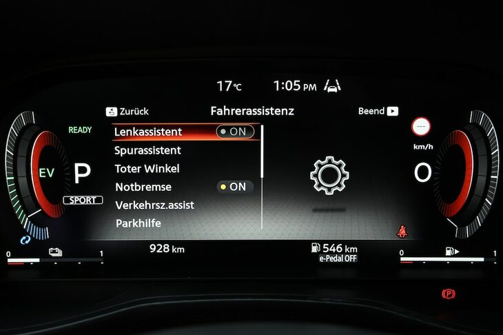 液晶タイプのメーターパネル。運転支援システムの設定も画面上で行う。