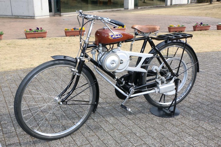 1947年「ホンダA型」。戦後、陸軍が使用していた無線機の発電用エンジンを自転車用補助エンジンに利用するアイデアが大当たりし、入手した500基ものエンジンはすぐに完売。それがホンダ初の自社製エンジンA型の開発へとつながった。