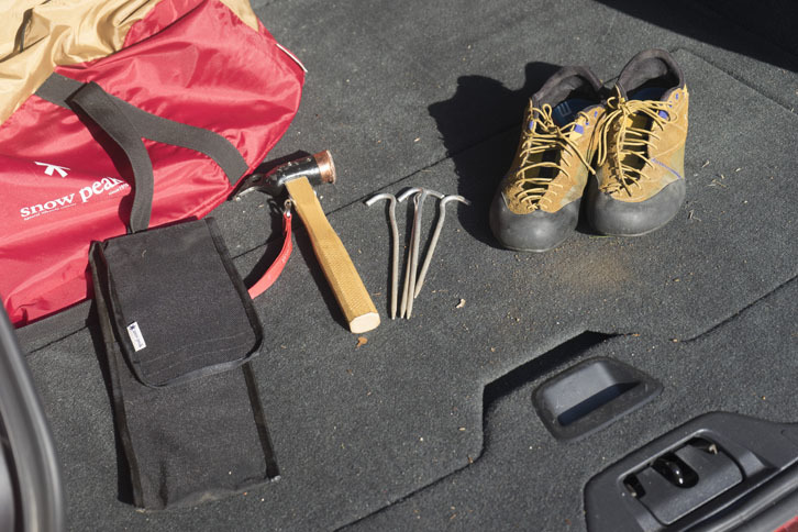 トランクには予備のキャンプ道具などをそのままポンと置いてしまう。（著者撮影）