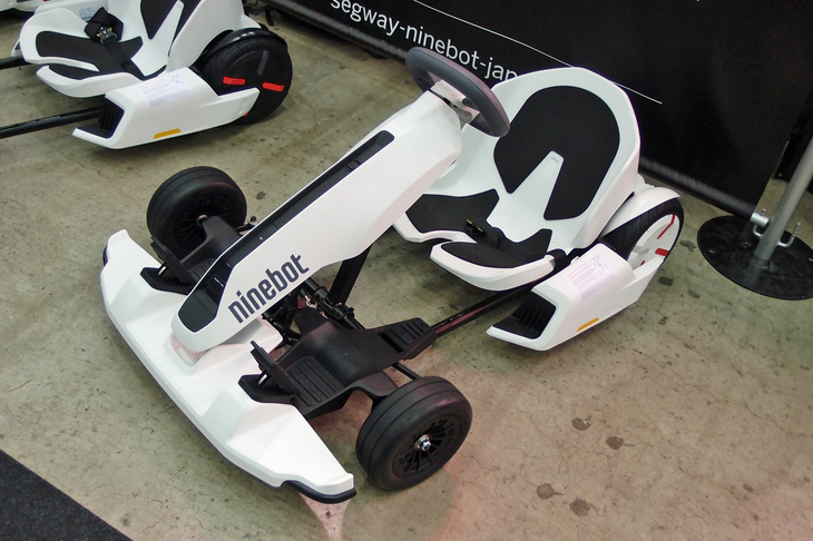 こちらはナインボットブランドの電動式ゴーカート。ホイールベースを調節することで、さまざまな体格のドライバーに対応する。