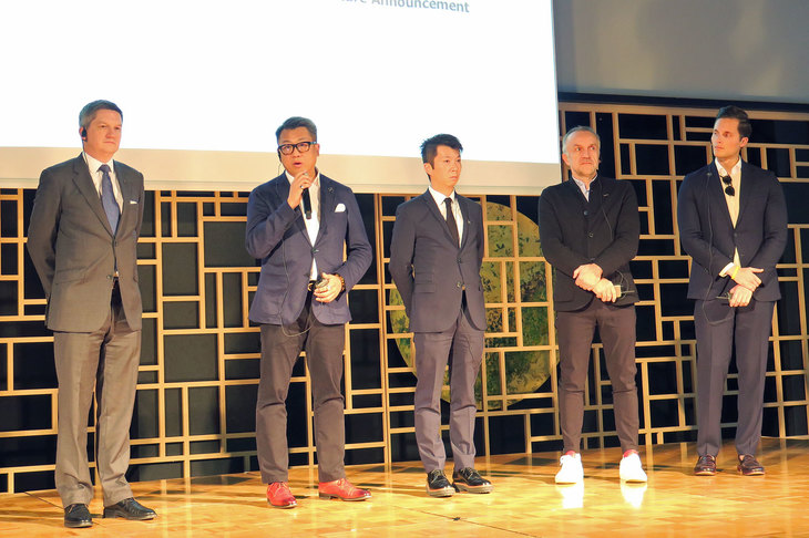 質疑応答にて、報道陣の質問に回答するWe Solutionsのリチャード・ソンCEO（左から2番目）。