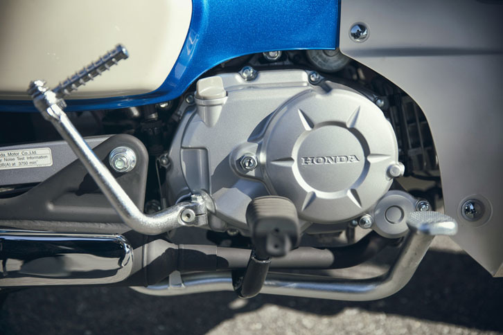 トランスミッションは、走行中はリターン式、停車時のみロータリー式となるチェンジ機構付きの“セミAT”。新たに交換式オイルフィルターを採用するなど、メンテナンス性の向上が図られている。