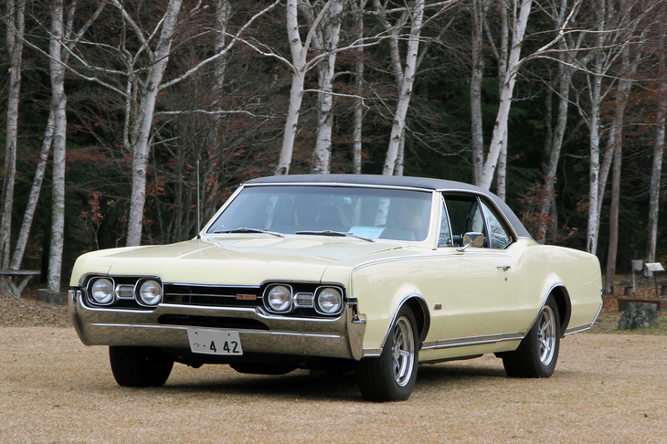 1967年「オールズモビル・カトラス4-4-2」。4-4-2とは本来4バレルキャブ、4段マニュアル／フロアシフト、デュアルエキゾーストを備えた高性能グレードの名称だが、この年式ではATも選べた。