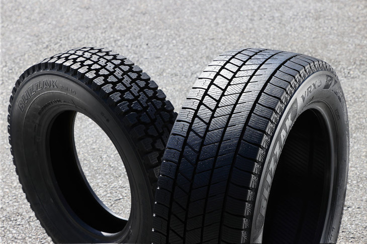 “初代ブリザック”こと「ブリザックPM-10」と、最新モデルの「ブリザックVRX3」。（写真：荒川正幸）