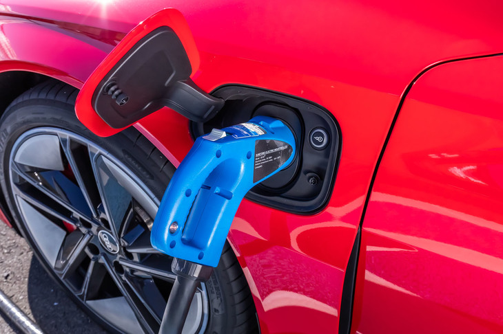 ボディーの左側に急速充電用ポート（写真）を、右側に普通充電用ポートを配置。「RS e-tron GT」には容量93.4kWhのリチウムイオンバッテリーが搭載されており、一充電航続距離は最大534km（WLTCモード）となる。