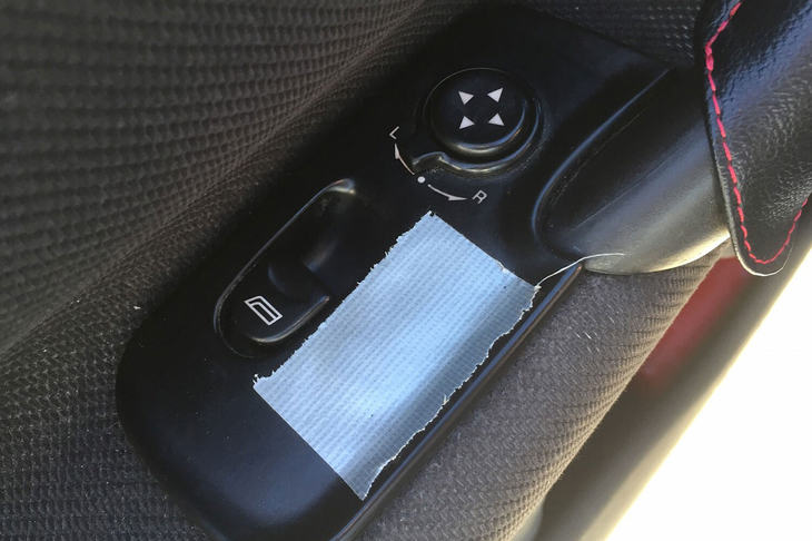 右側のパワーウィンドウは死亡中。