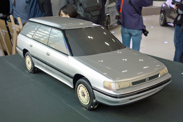 初代「レガシィツーリングワゴン」の5分の1スケールモデル。