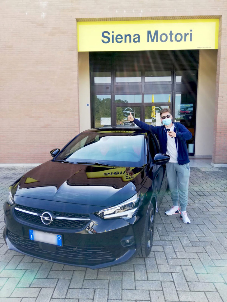 2020年6月中旬、外出制限緩和後のため販売店は納車ラッシュだ。これは「コルサGSライン」を購入した顧客のリュークさん。ファウスト氏撮影。