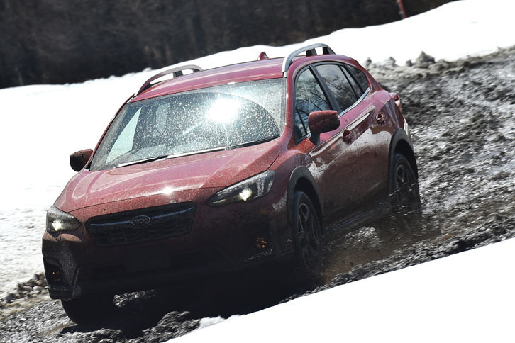 特設ダートコースを行く。悪路では200mm確保された最低地上高が効く。
