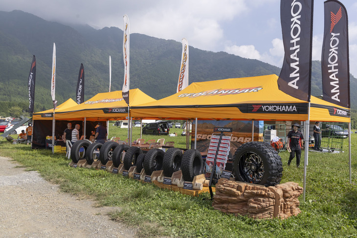 こちらは横浜タイヤの「ジオランダー」の展示コーナー。負けじとトーヨータイヤは「オープンカントリー」のブースをすぐ近くに展開していた。