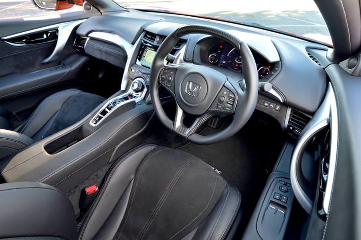 テスト車のインテリアカラーは「エボニー」。新色として「インディゴ」が設定されている。