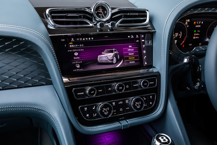 ダッシュボード中央上部に備わる10.9インチタッチ式ディスプレイで、インフォテインメントシステムの操作やドライブモードを含めた車両の設定が行える。