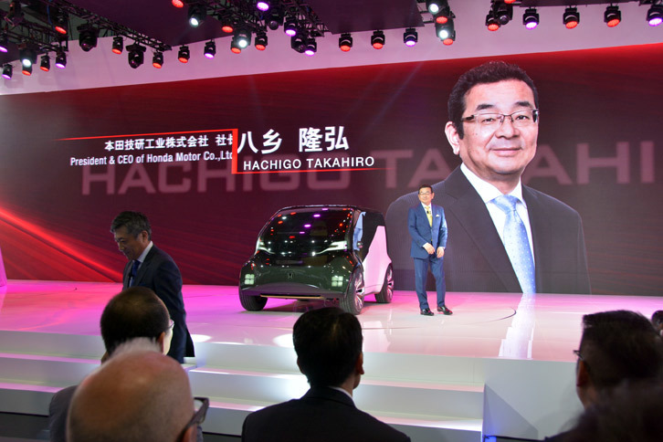 ホンダのプレスカンファレンスには、日本から八郷社長が駆けつけた。社長の横にあるのは、AI機能を搭載した自動運転コミューターのコンセプトモデルである「NeuV（ニューヴィー）」だ。