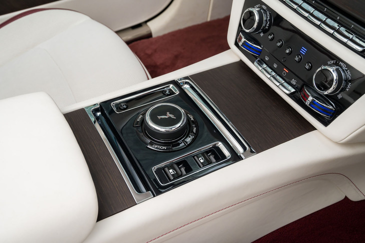 エアコンやインフォテインメントシステムの操作パネルは、近年のロールス・ロイスではおなじみのもの。コンソールボックスには2口のUSB Type-Cポートが備わっていた。