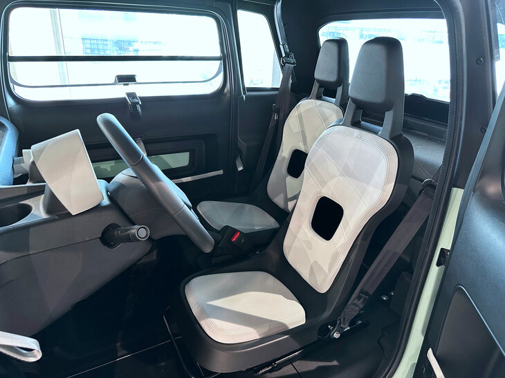 運転席後方には若干のラゲッジスペースがあるが、テールゲートは省略されている。