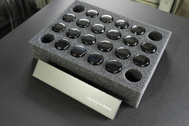 ブラック仕上げのラグナット。