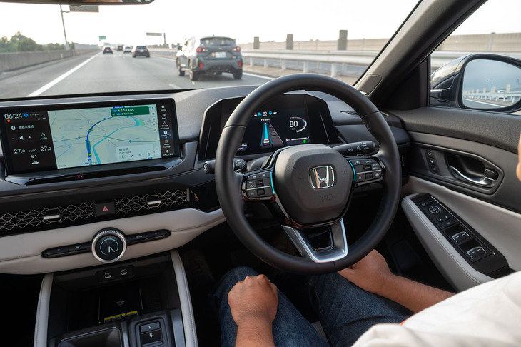 ホンダでは2021年に「レベル3」の自動運転システムを搭載した「レジェンド」を実用化しているが、それは100台限定のリース販売だった。また「ホンダセンシング360＋」自体は、ひと足先に中国で実装されているものの、かの地ではハンズオフ走行が禁じられている。私たちが普通に買える、ハンズオフ走行が可能なホンダ車は、この「アコードe：HEV Honda SENSING 360＋」が世界的にも初なのだ。